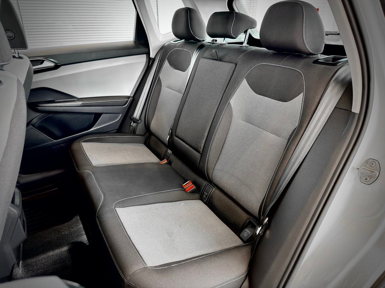 2024 Volkswagen Taos White Notre-Dame-des-Prairies - photo #17