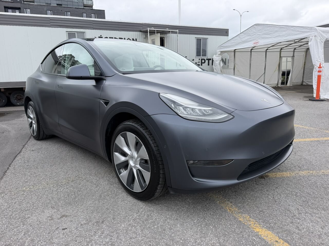 Tesla Model Y LONG RANGE AWD 7 PASSAGERS 2022 Argent Laval - photo #6