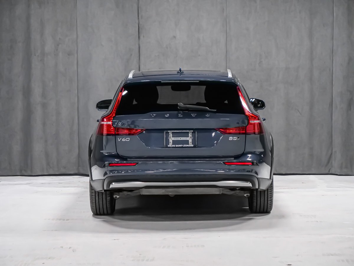 Volvo V60 Cross Country B5 CORE CLIMATE 2023 Bleu Montréal - photo #4