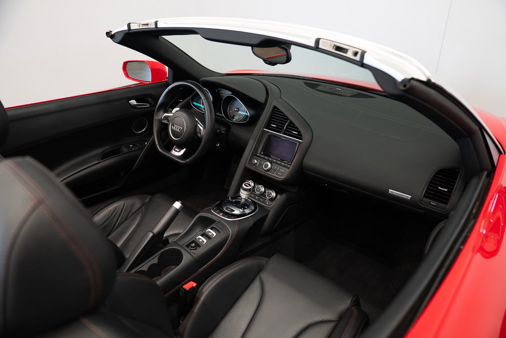 2015 Audi R8 V8 Spyder \ LOW KM Red Kirkland - photo #24