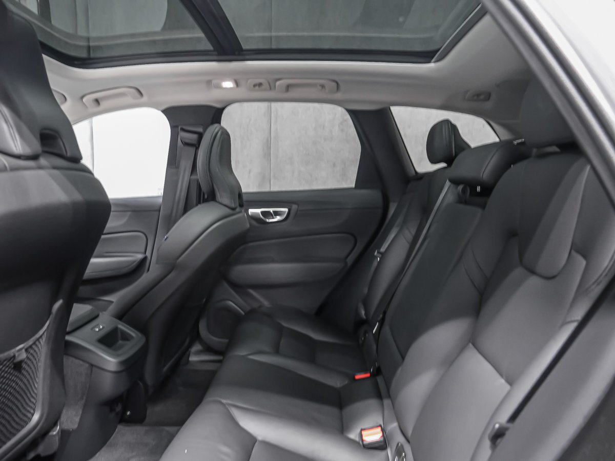 Volvo XC60 B5 PLUS DARK 2024 Gris Montréal - photo #13