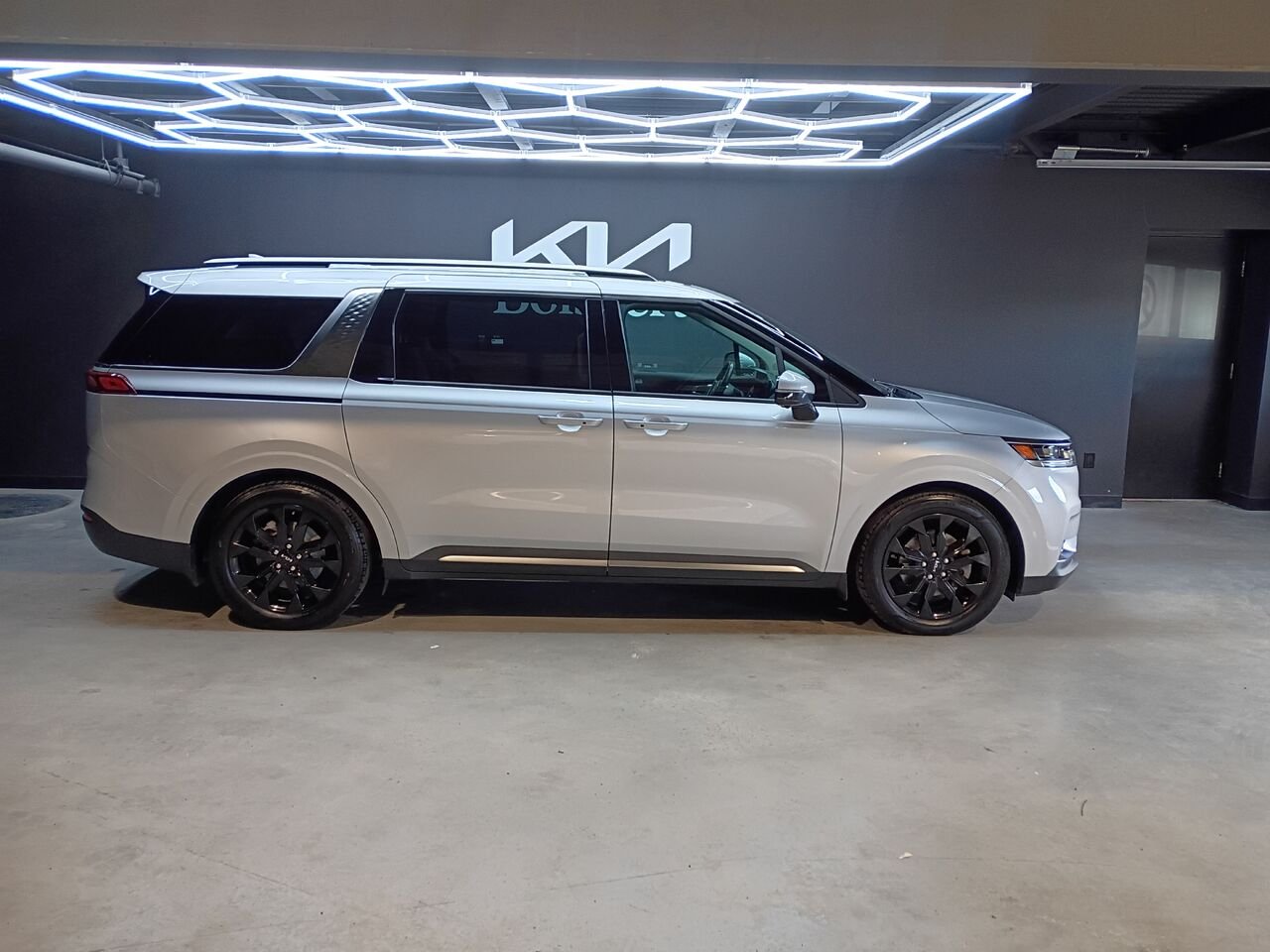 2023 Kia Carnival Silver Blainville - photo #5