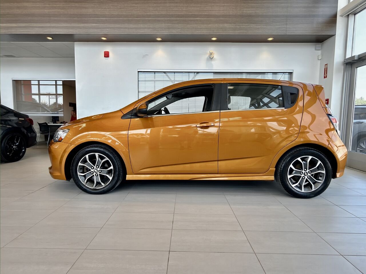 Chevrolet Sonic 2017 Orange Notre-Dame-des-Prairies - photo #7