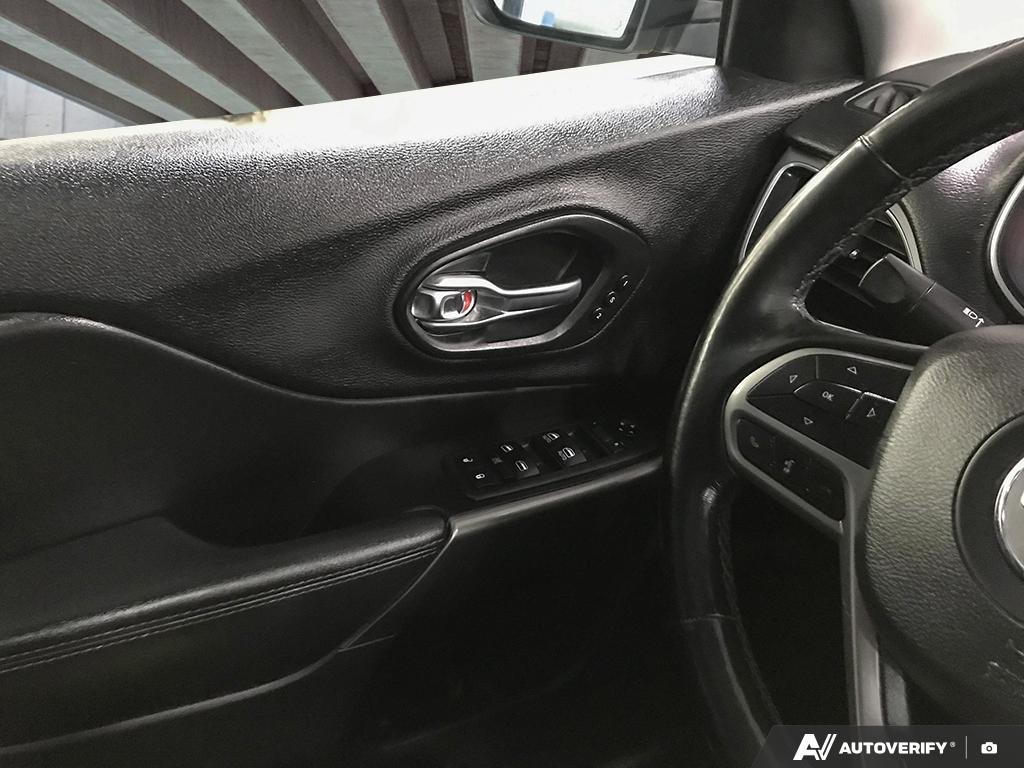 2019 Jeep Cherokee 2601086A | Limited White Edmonton - photo #16