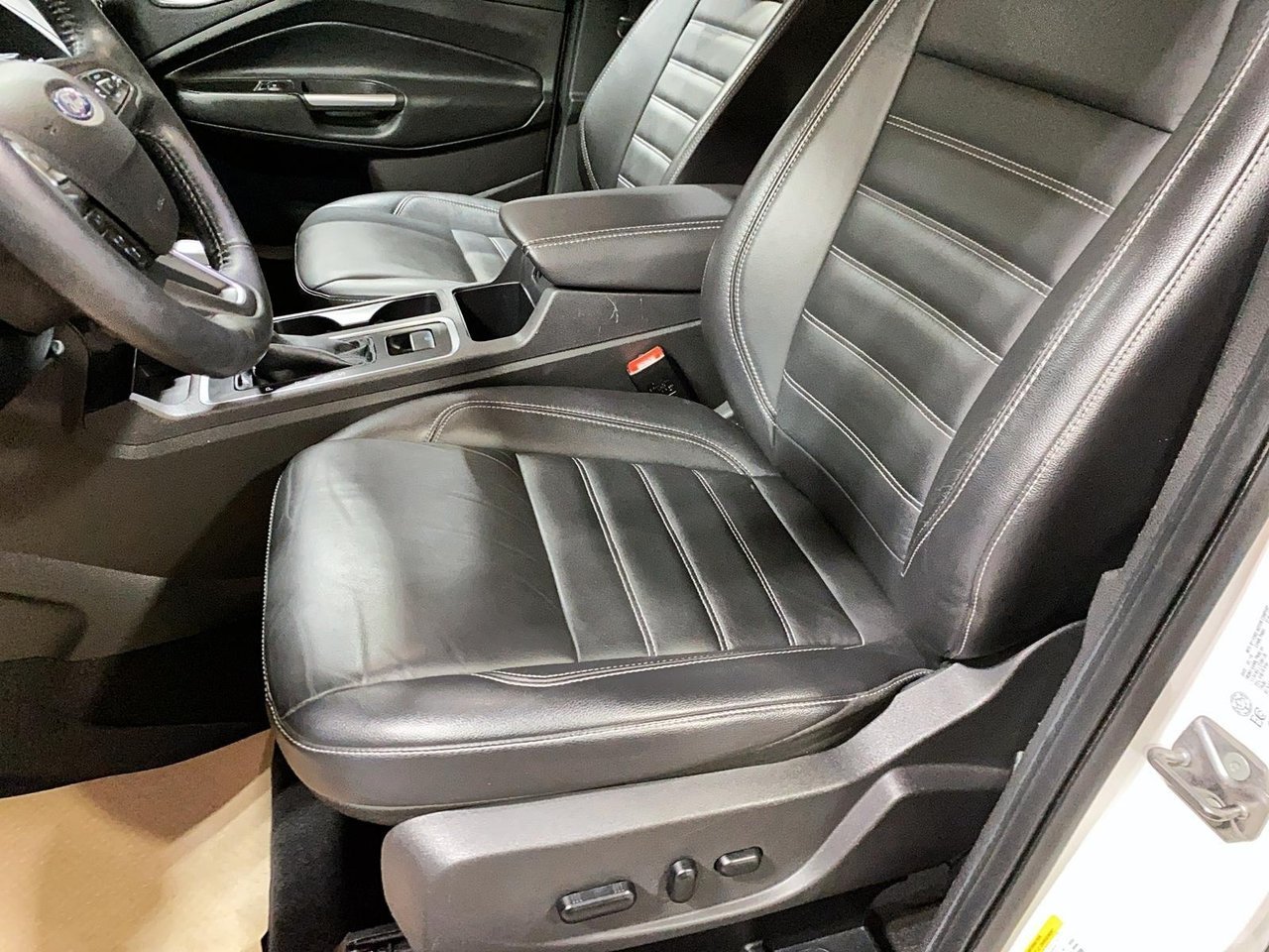Ford Escape NIV 1FMCU9J90KUA83083 2019 Blanc Chicoutimi - photo #10