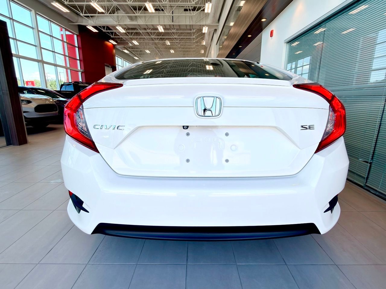 2018 Honda Civic Sedan White Notre-Dame-des-Prairies - photo #9