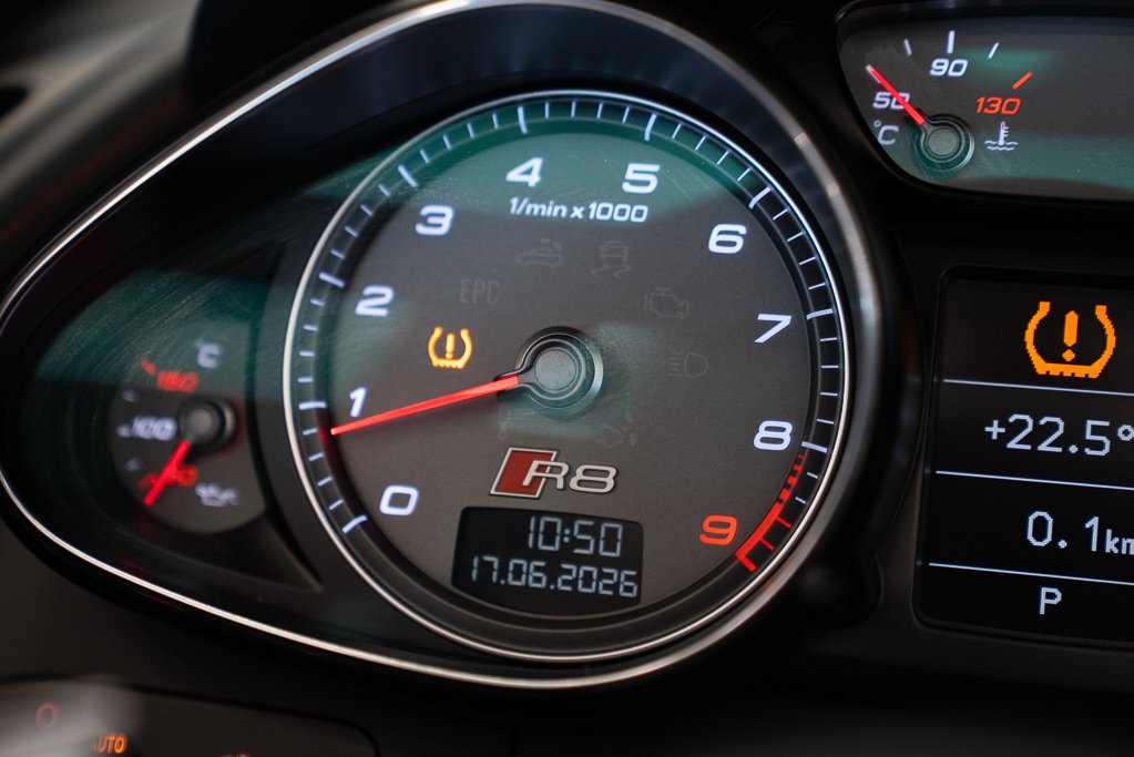 2015 Audi R8 V8 Spyder \ LOW KM Red Kirkland - photo #9