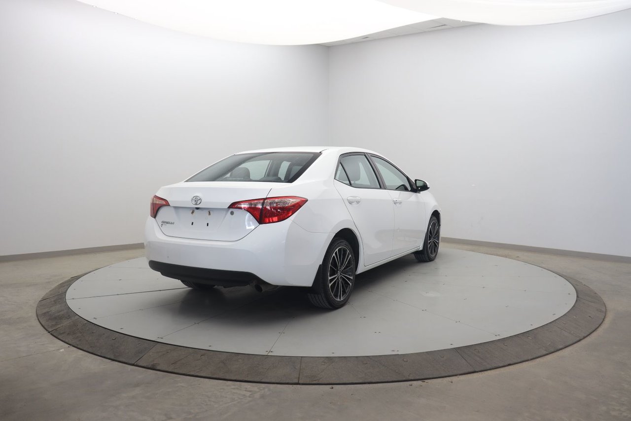 2018 Toyota Corolla VIN 2T1BURHE5JC086477 White Chicoutimi - photo #3