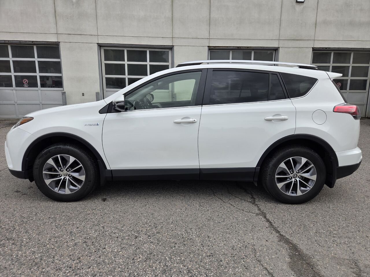 2016 Toyota RAV4 Hybrid White Mont-Laurier - photo #8