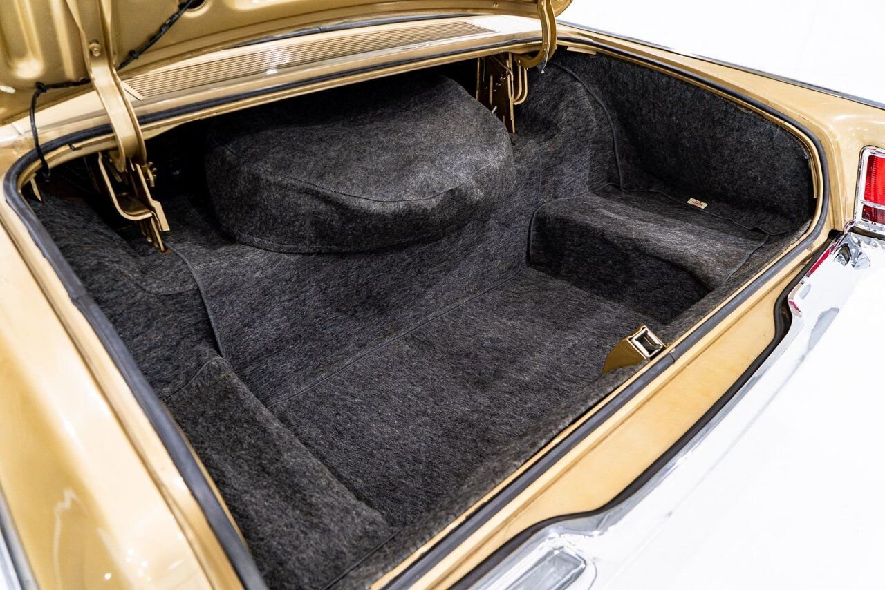 Lincoln Continental Only 687 miles from new. Unrestored example **PRICE IN USD** 1969 Or Montréal - photo #74