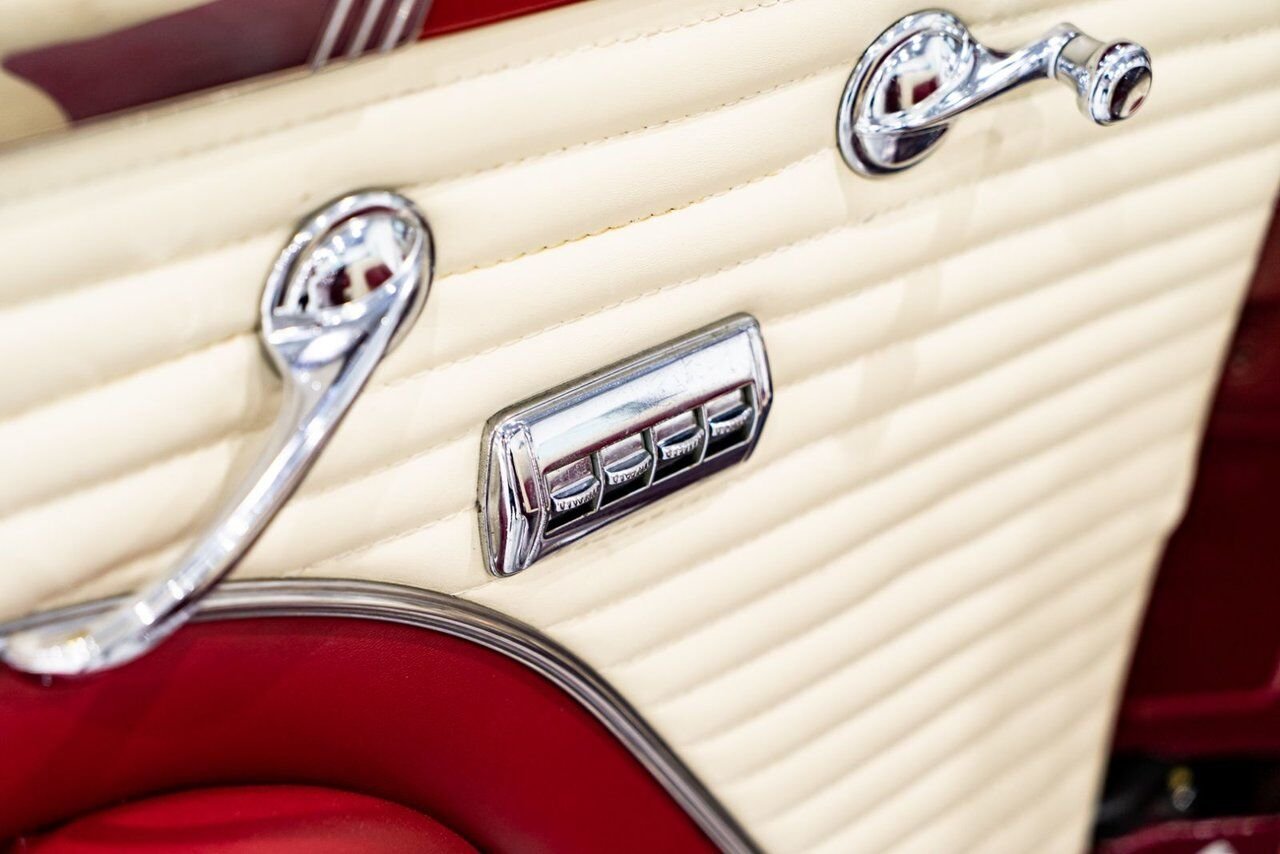 1953 Oldsmobile 98 PRIX EN USD | Convertible Beautifully Presented from complete Restoration Red Montreal - photo #11