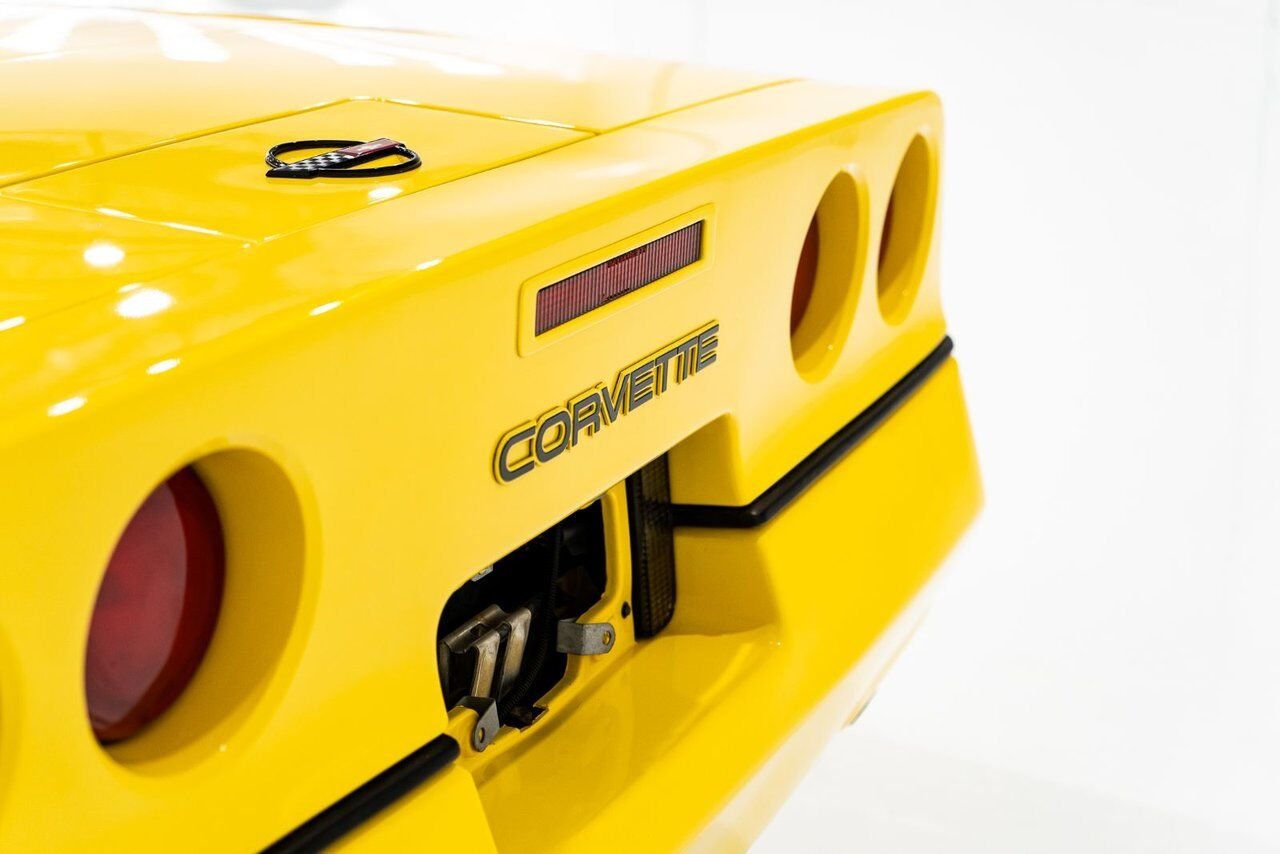 Chevrolet Corvette Pace Car livery with only 17,380km (10,800miles) 1986 Jaune Montréal - photo #64