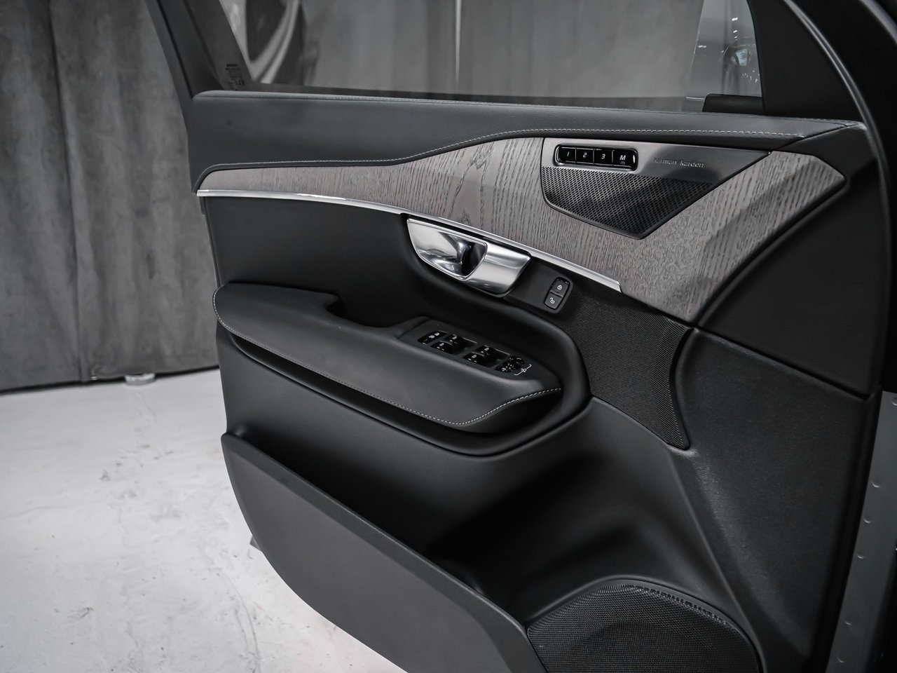 2025 Volvo XC90 Plug-In Hybrid T8 ULTRA BRIGHT Grey Montreal - photo #5