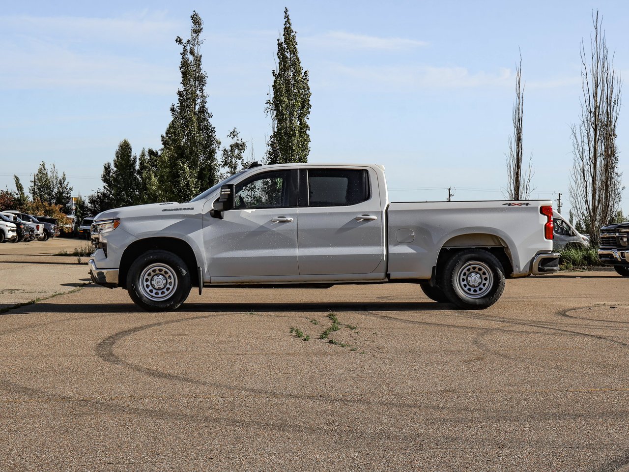 2025 Chevrolet Silverado 1500 4WD Crew Cab 147 LT White Sherwood Park - photo #4