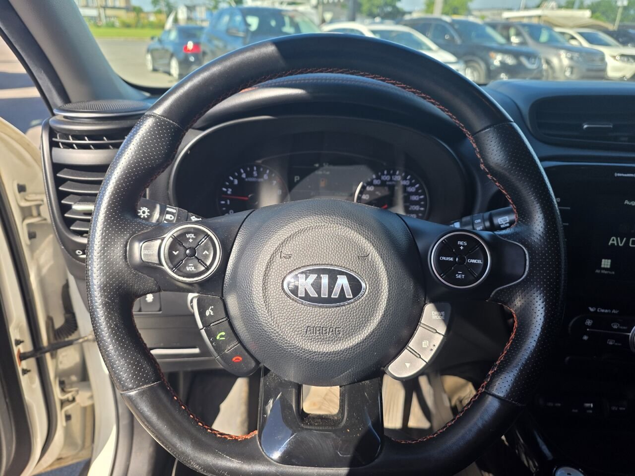 2018 Kia Soul White  - photo #12