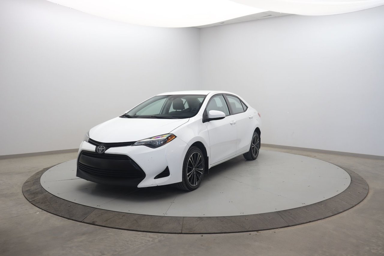 2018 Toyota Corolla VIN 2T1BURHE5JC086477 White Chicoutimi - photo #0