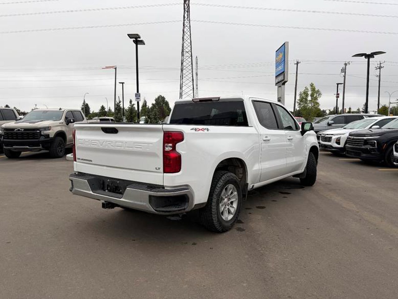 2025 Chevrolet Silverado 1500 4WD Crew Cab 147 LT White Sherwood Park - photo #4