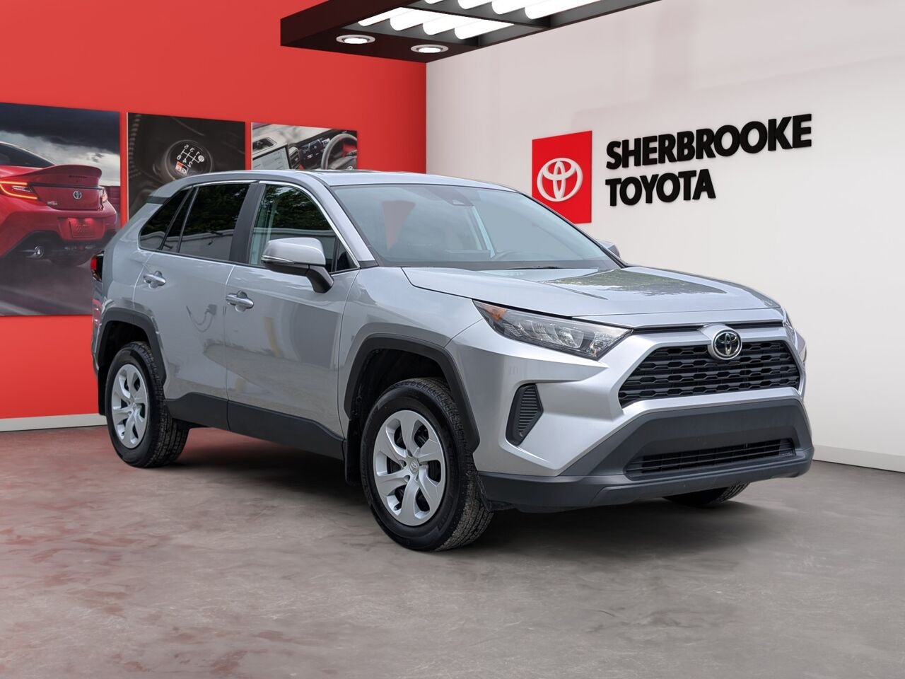 Toyota RAV4 LE/SIÈGES CHAUFFANTS/CAMÉRA DE RECUL/BLUETOOTH/AC/ 2025 Ciel argent métallisé Sherbrooke - photo #1