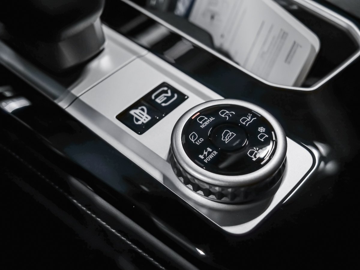 Mitsubishi Outlander PHEV ES 2026 Fini taillé diamant Blanc de qualité supérieure Montréal - photo #12