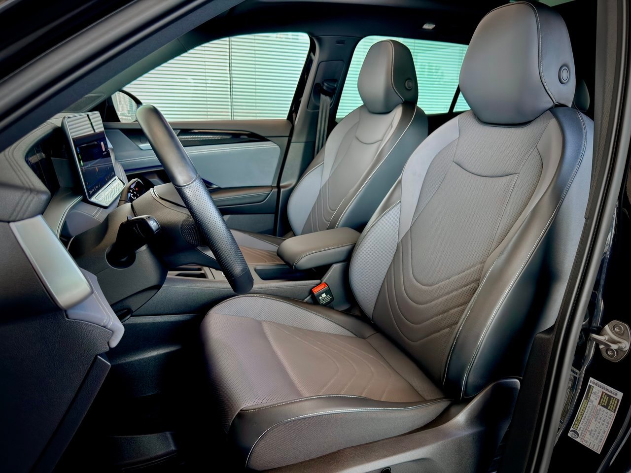 2026 Volkswagen Tiguan Black Notre-Dame-des-Prairies - photo #20