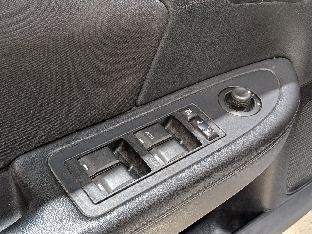 Chrysler 200 4dr Sdn LX 2013 Argent Val-David - photo #27