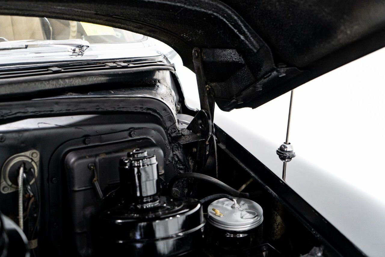 Cadillac Fleetwood Unrestored factory black paint **PRICE IN USD** 1951 Noir Montréal - photo #20