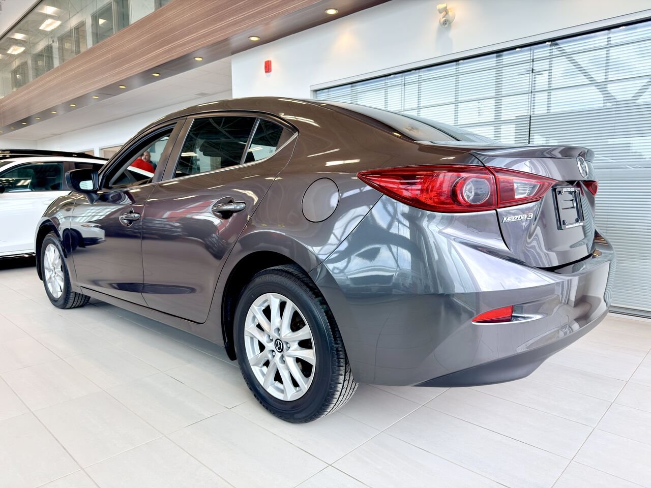 Mazda Mazda3 2018 Gris Notre-Dame-des-Prairies - photo #8