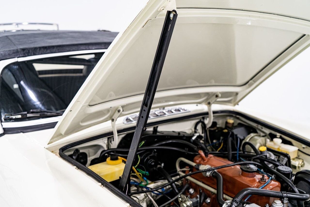 1979 MG B Beautifully presented from former complete restoration White Montreal - photo #88