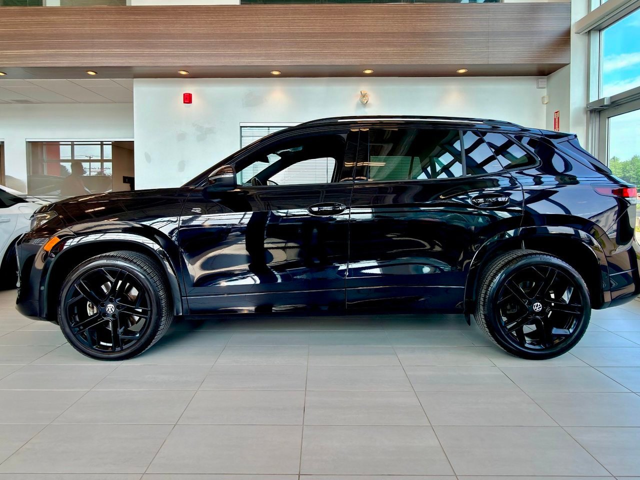 2026 Volkswagen Tiguan Black Notre-Dame-des-Prairies - photo #8