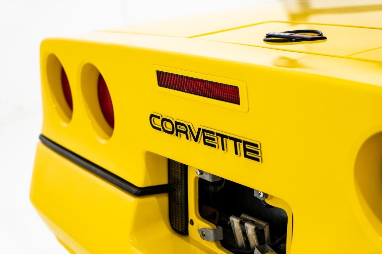 Chevrolet Corvette Pace Car livery with only 17,380km (10,800miles) 1986 Jaune Montréal - photo #5