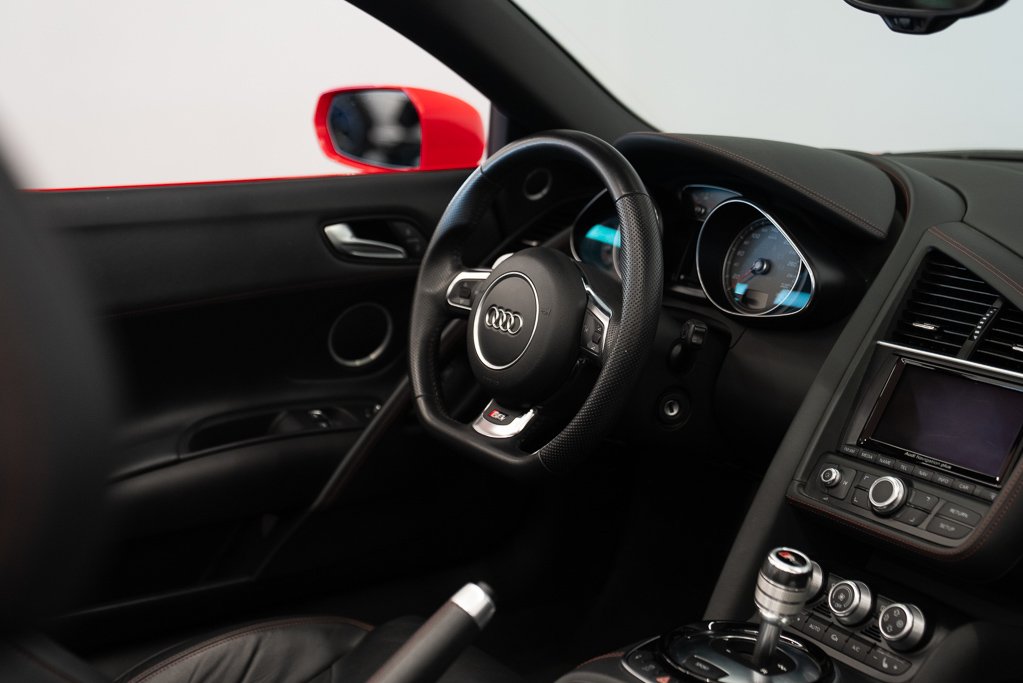 2015 Audi R8 V8 Spyder \ LOW KM Red Kirkland - photo #20