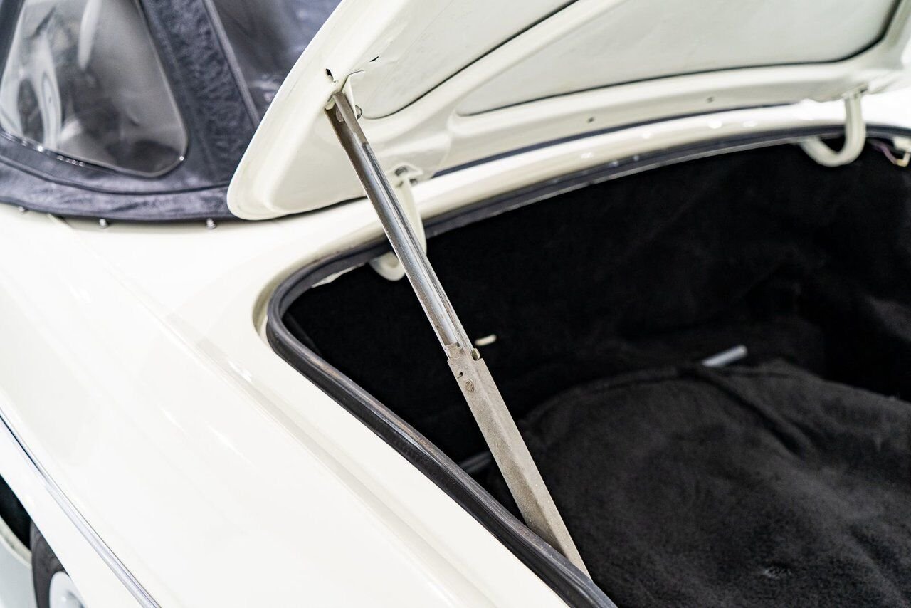 1979 MG B Beautifully presented from former complete restoration White Montreal - photo #26