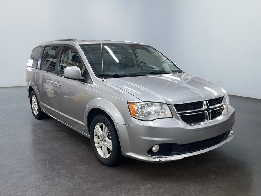 2018 Dodge GRAND CARAVAN Crew Grey