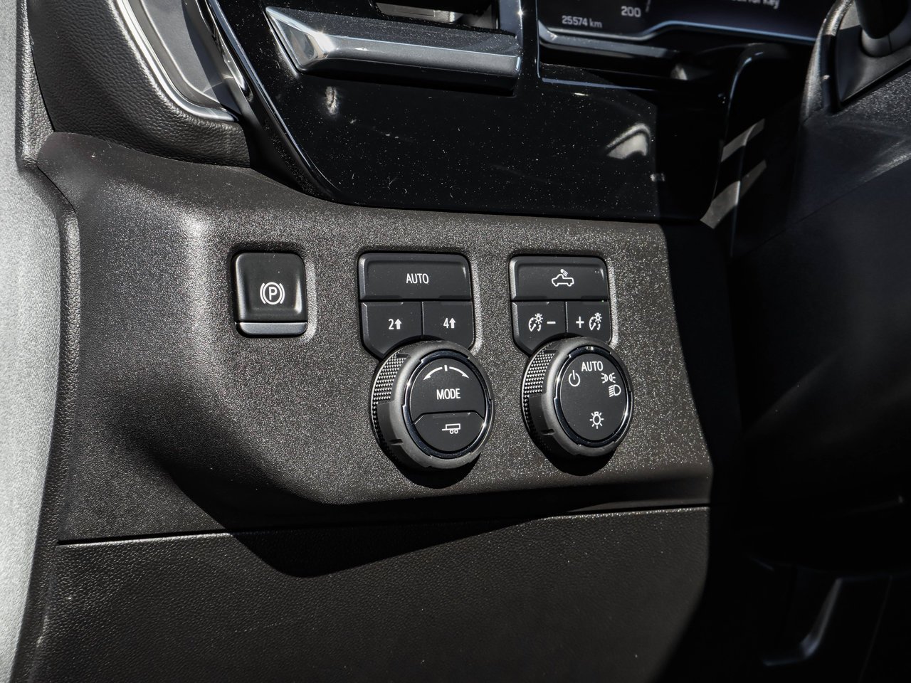 2025 Chevrolet Silverado 1500 4WD Crew Cab 147 LT White Sherwood Park - photo #19