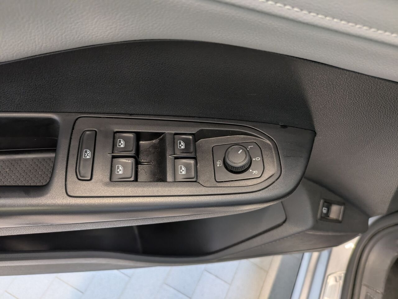 2024 Volkswagen Taos Grey Gatineau - photo #5