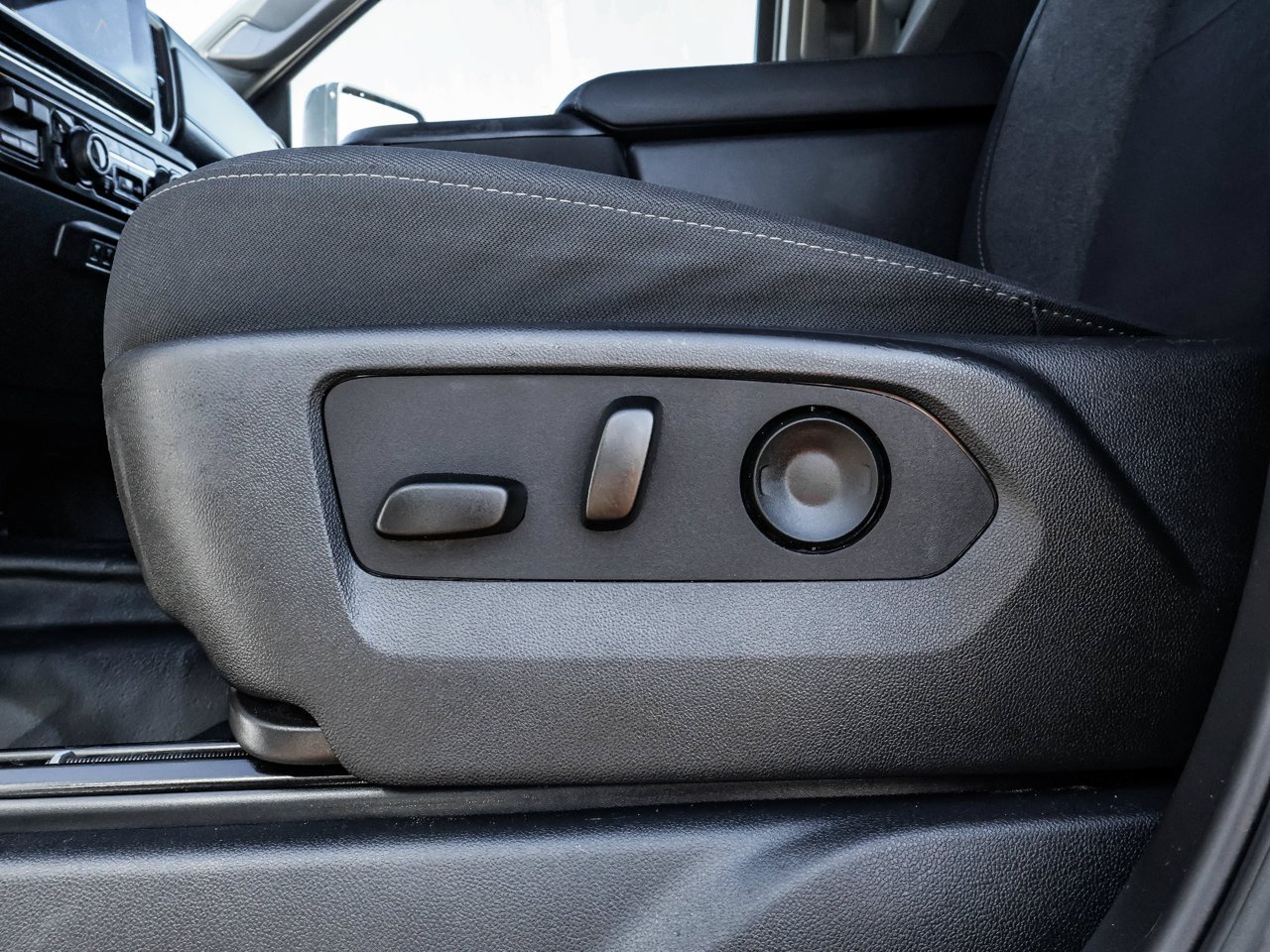 2025 Chevrolet Silverado 1500 4WD Crew Cab 147 LT White Sherwood Park - photo #20