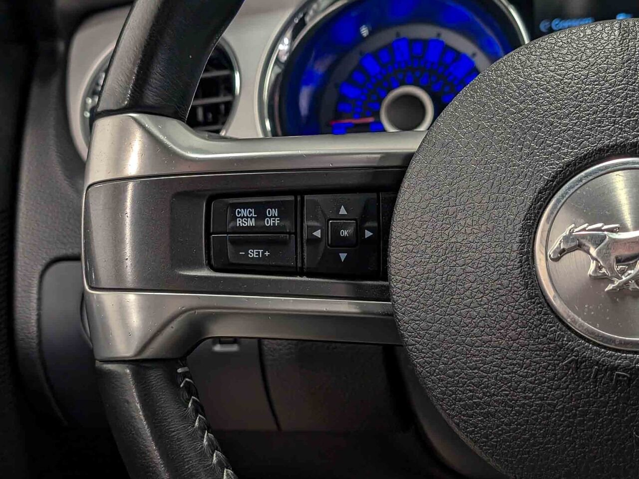 2013 Ford MUSTANG Convertible V6 Premium Automatique White Sherbrooke - photo #21