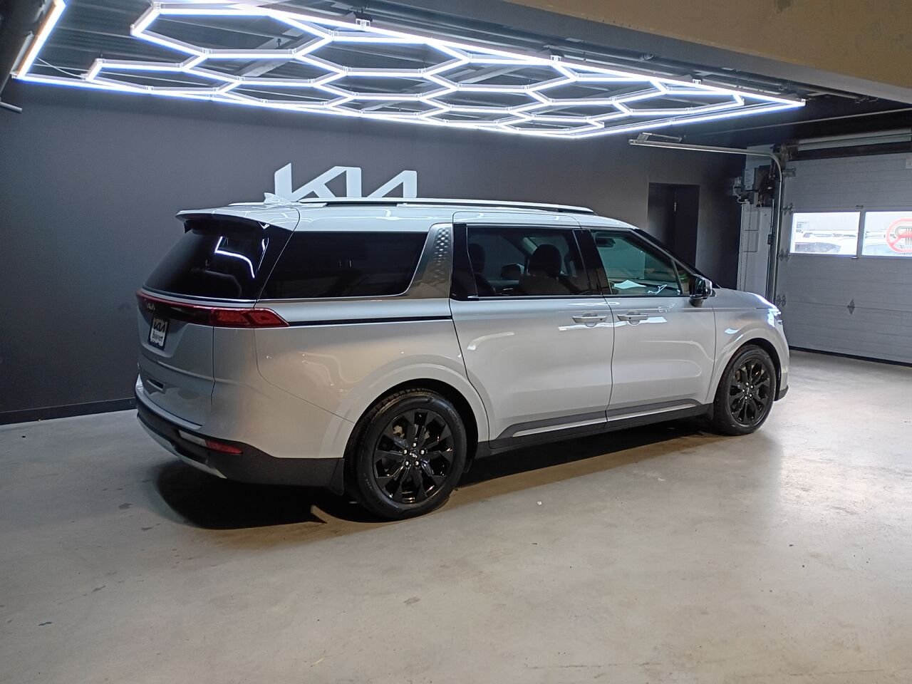 2023 Kia Carnival Silver Blainville - photo #6