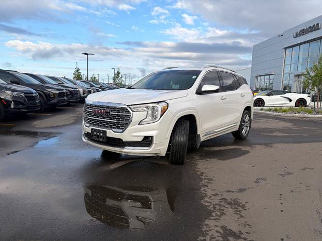 2022 GMC Terrain AWD 4dr Denali White Sherwood Park - photo #2