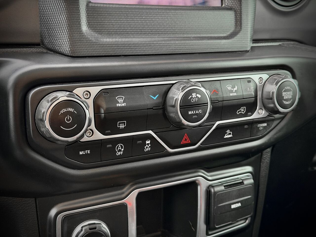 Jeep Wrangler 2022 Argent Notre-Dame-des-Prairies - photo #25