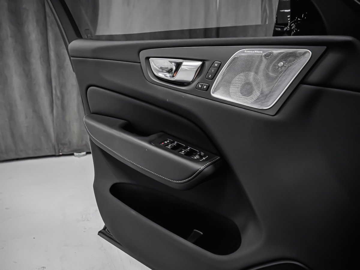 2023 Volvo XC60 ULTIMATE BRIGHT THEME Black Montreal - photo #8