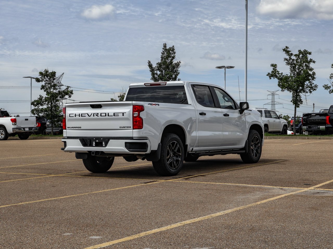 2025 Chevrolet Silverado 1500 4WD Crew Cab 147 Custom White Sherwood Park - photo #7