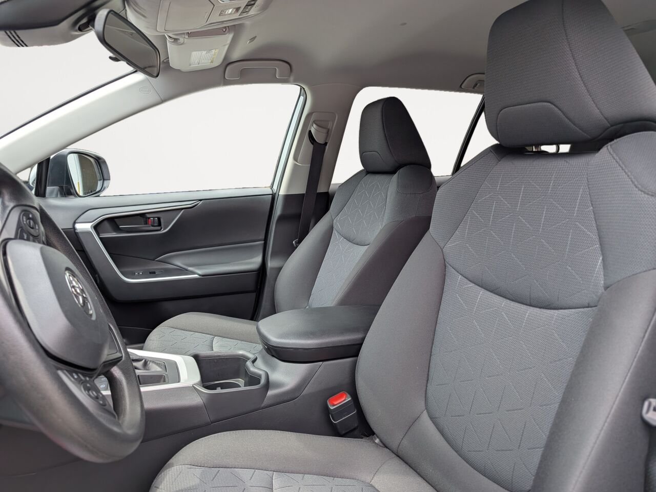 Toyota RAV4 LE/SIÈGES CHAUFFANTS/CAMÉRA DE RECUL/BLUETOOTH/AC/ 2025 Ciel argent métallisé Sherbrooke - photo #6
