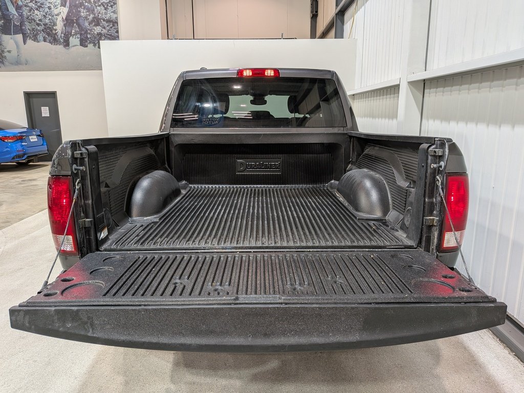 Ram 1500 Classic SLT 4x4 Crew Cab 5'7" Box 2023 Gris Val-David - photo #7