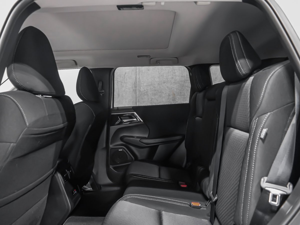 2026 Mitsubishi Outlander Plug-In Hybrid SE White Diamond Premium Finish Montreal - photo #18