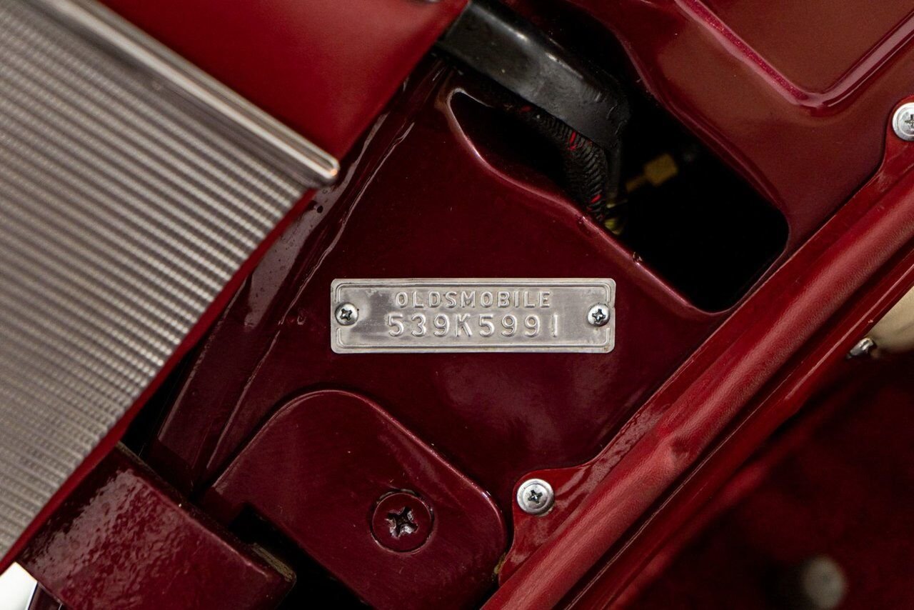 1953 Oldsmobile 98 PRIX EN USD | Convertible Beautifully Presented from complete Restoration Red Montreal - photo #60