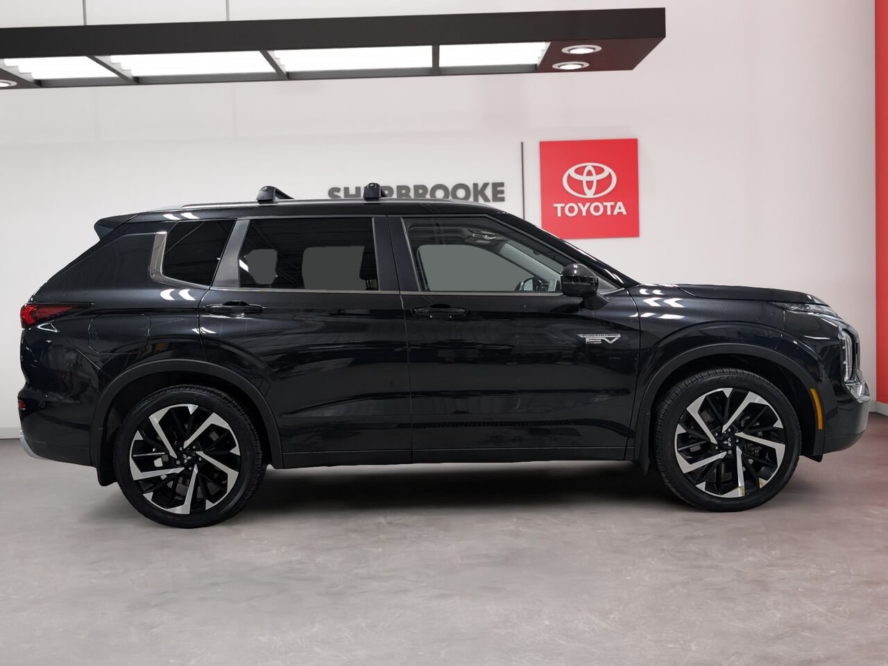 Mitsubishi Outlander PHEV SEL/SIÈGES CHAUFFANTS/ TOIT OUVRANT PANORAMIQUE/VOLANT CHAUFFANT/CAMÉRA DE RECUL/AC 2025 Noir Sherbrooke - photo #3
