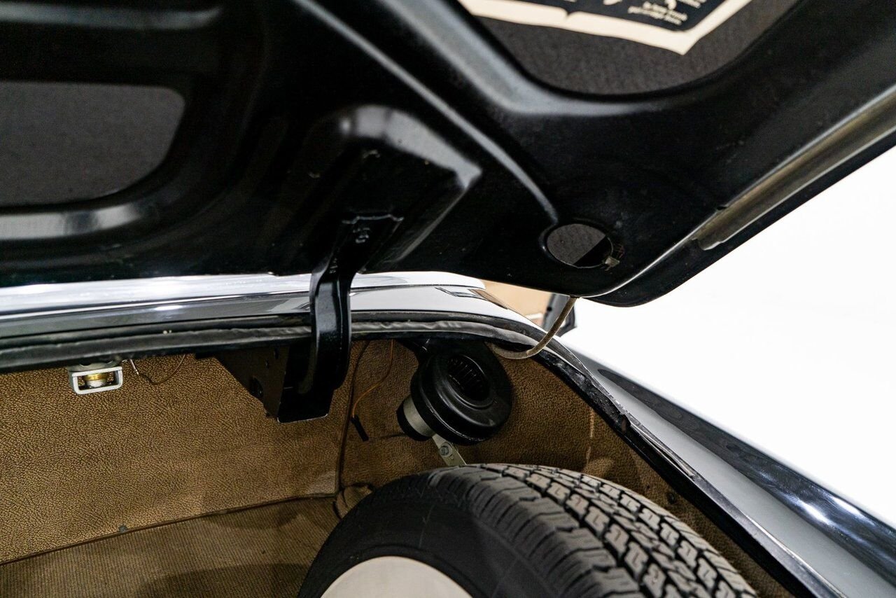 Cadillac Fleetwood Unrestored factory black paint **PRICE IN USD** 1951 Noir Montréal - photo #86
