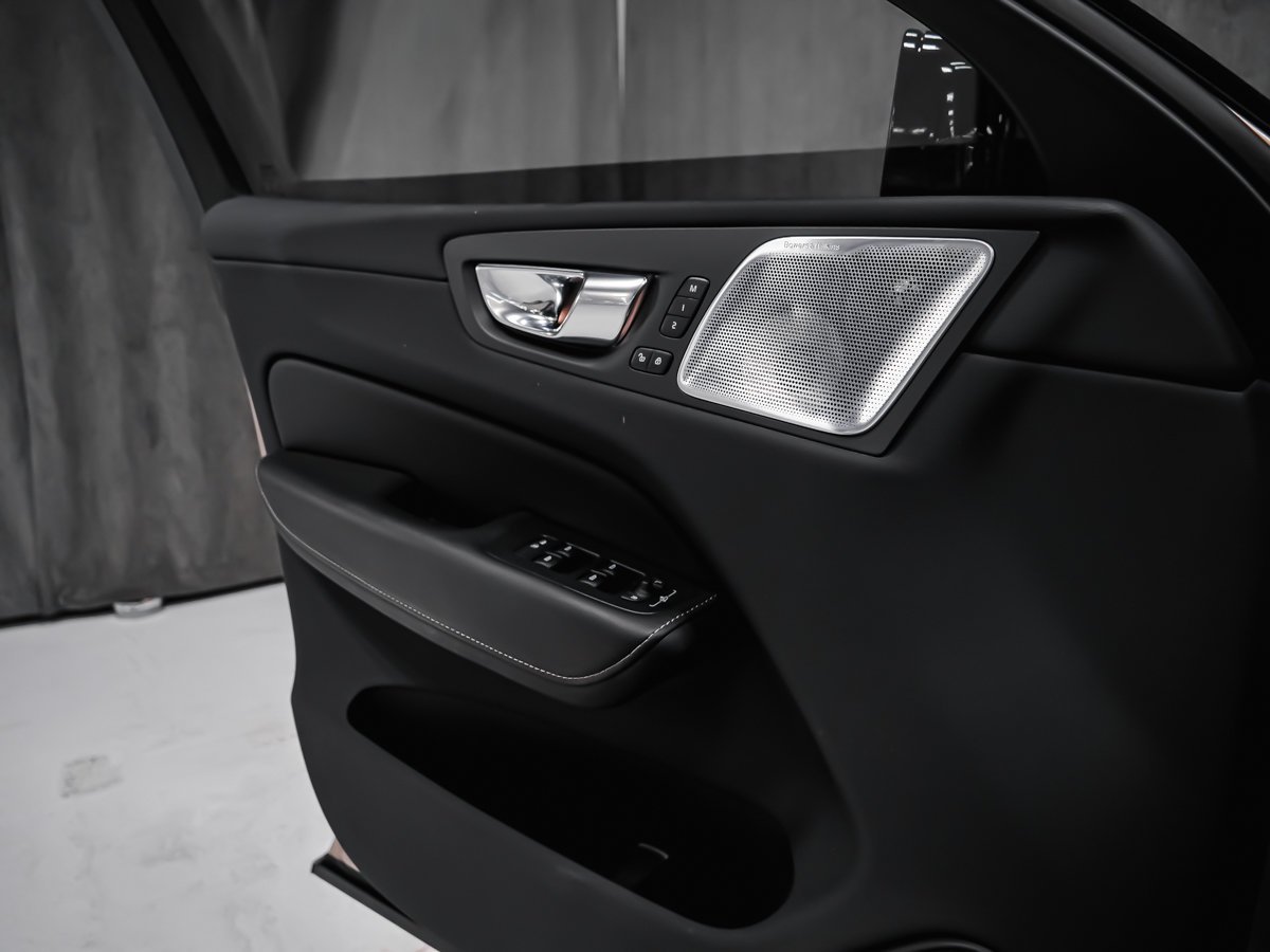 Volvo XC60 Ultimate Dark Theme 2023 Mauve Montréal - photo #8