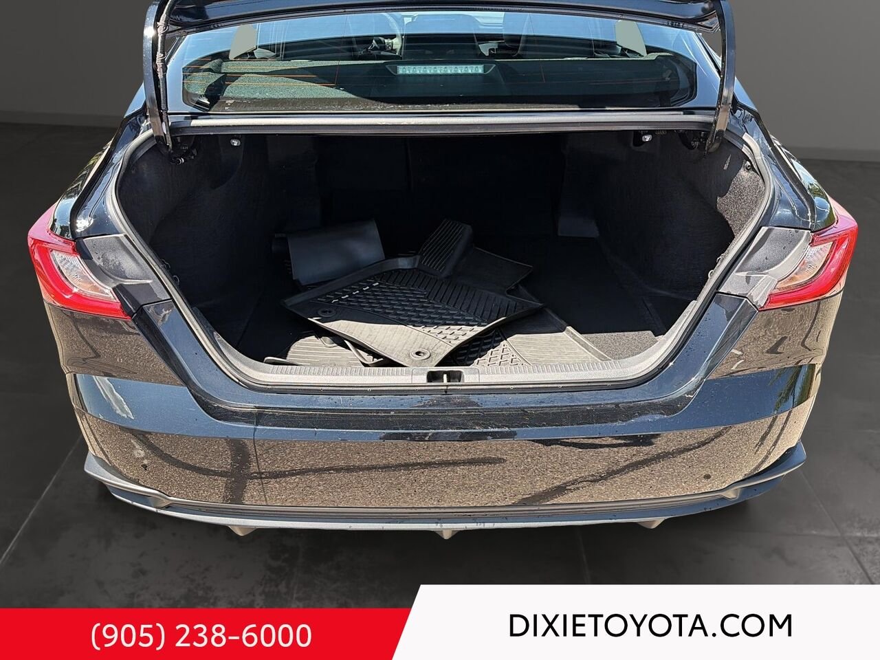 2026 Toyota Camry HYBRID SE UPGRADE AWD / CLEAN CARFAX / HEATED SEATS / MOONROOF / ALLOY WHEELS / CARPLAY AND ANDROID AUTO Black Mississauga - photo #20